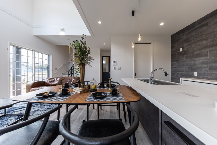 モダンテイストな吹抜けのある家